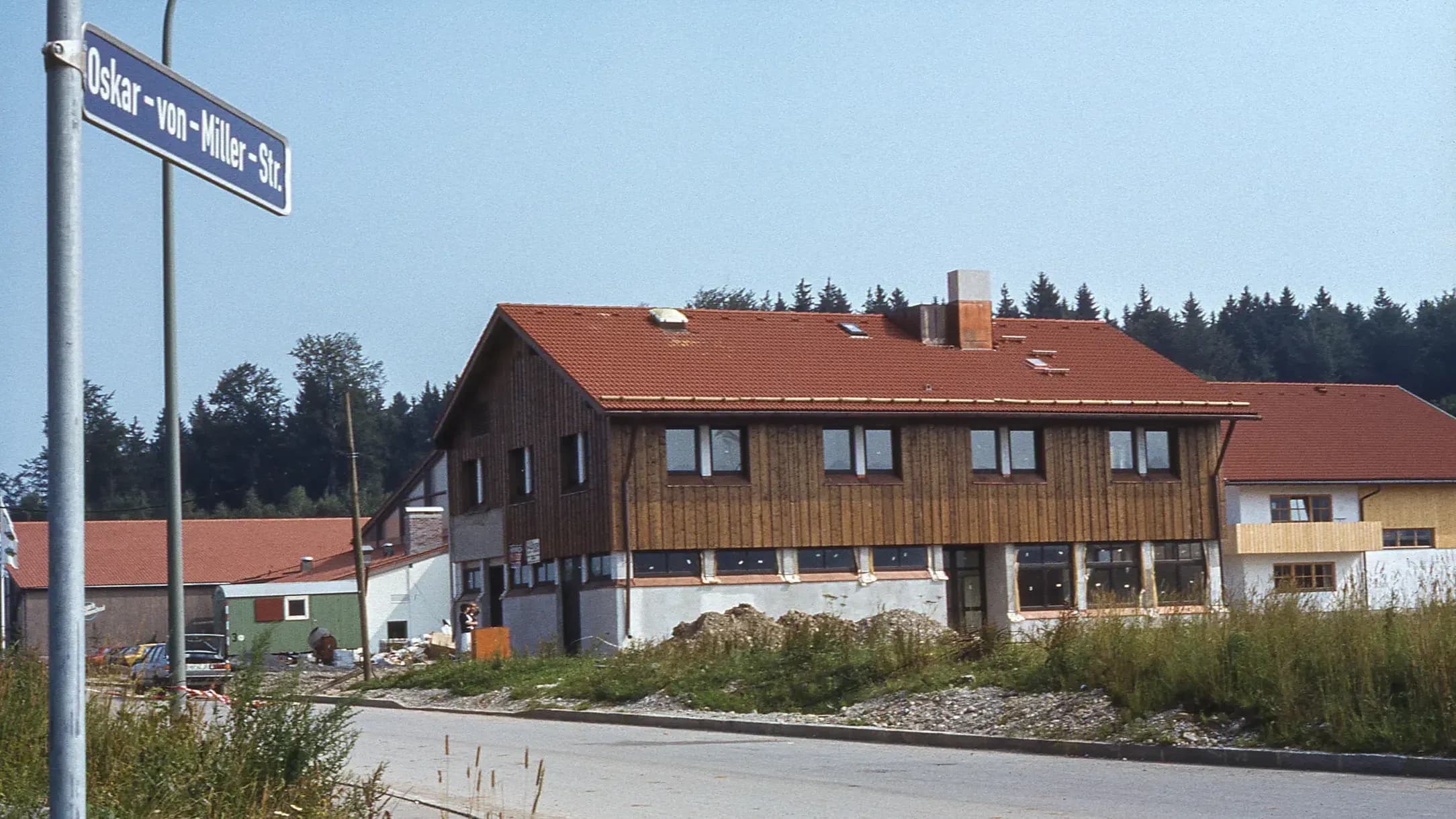 Fertig gebaute OPTOSOL-Produktionsstätte in der Oskar-von-Miller-Straße in Miesbach 1984