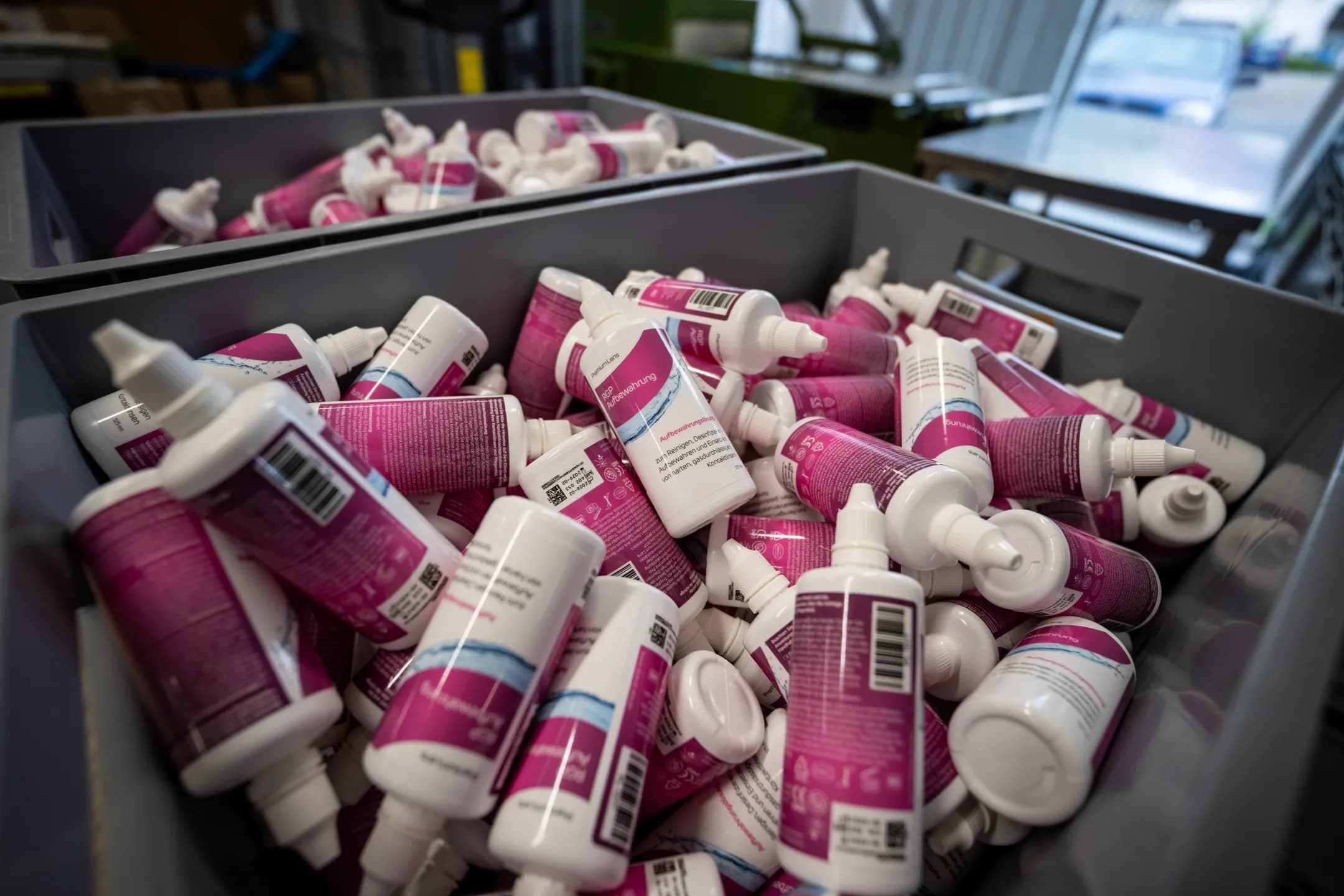 Behälter voller pinker TGP Aufbewahrungslösungs-Flaschen in der OPTOSOL-Konfektion