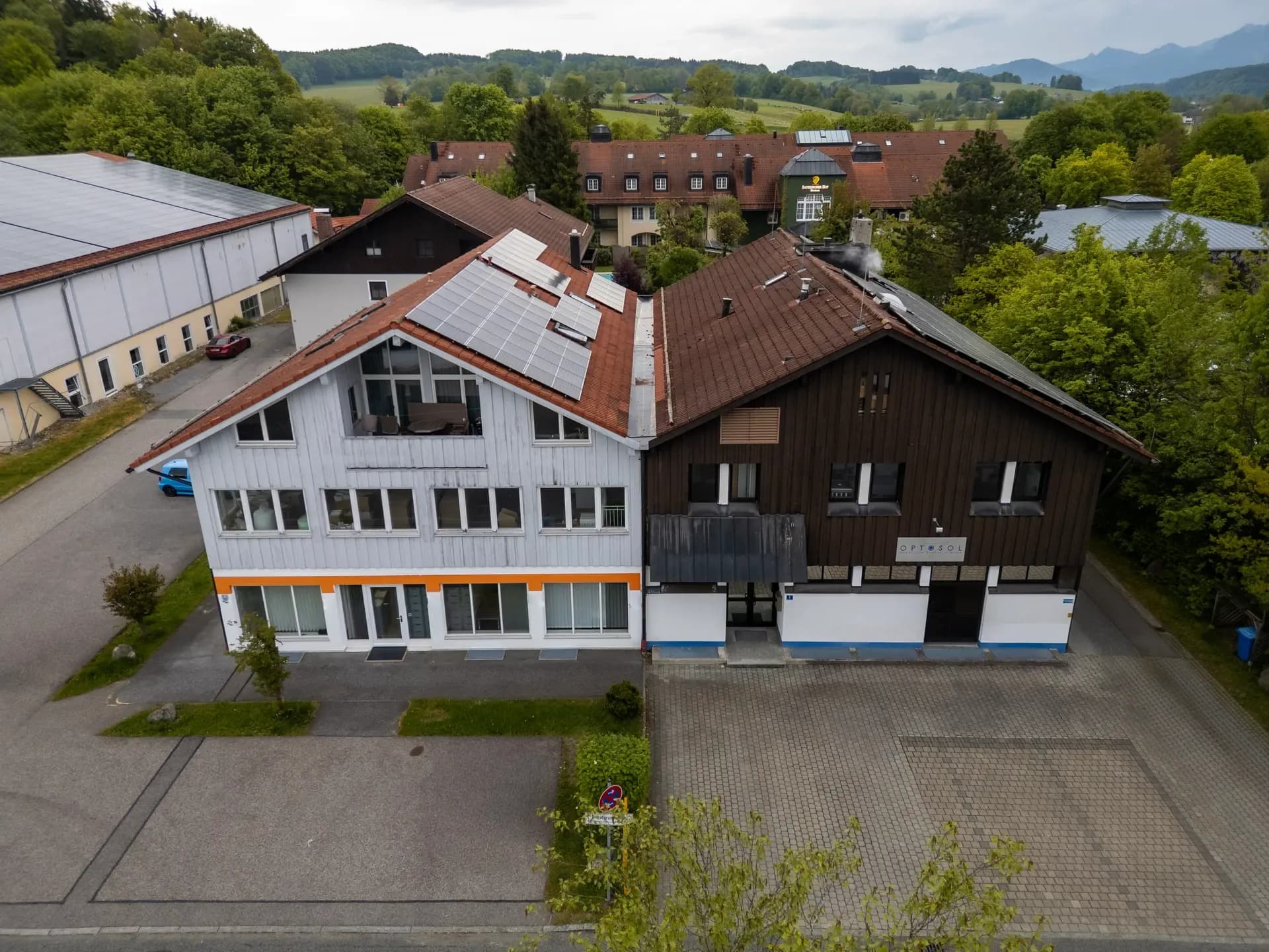 Luftaufnahme der OPTOSOL-Produktionsstätte in Miesbach von vorne im bayerischen Stil