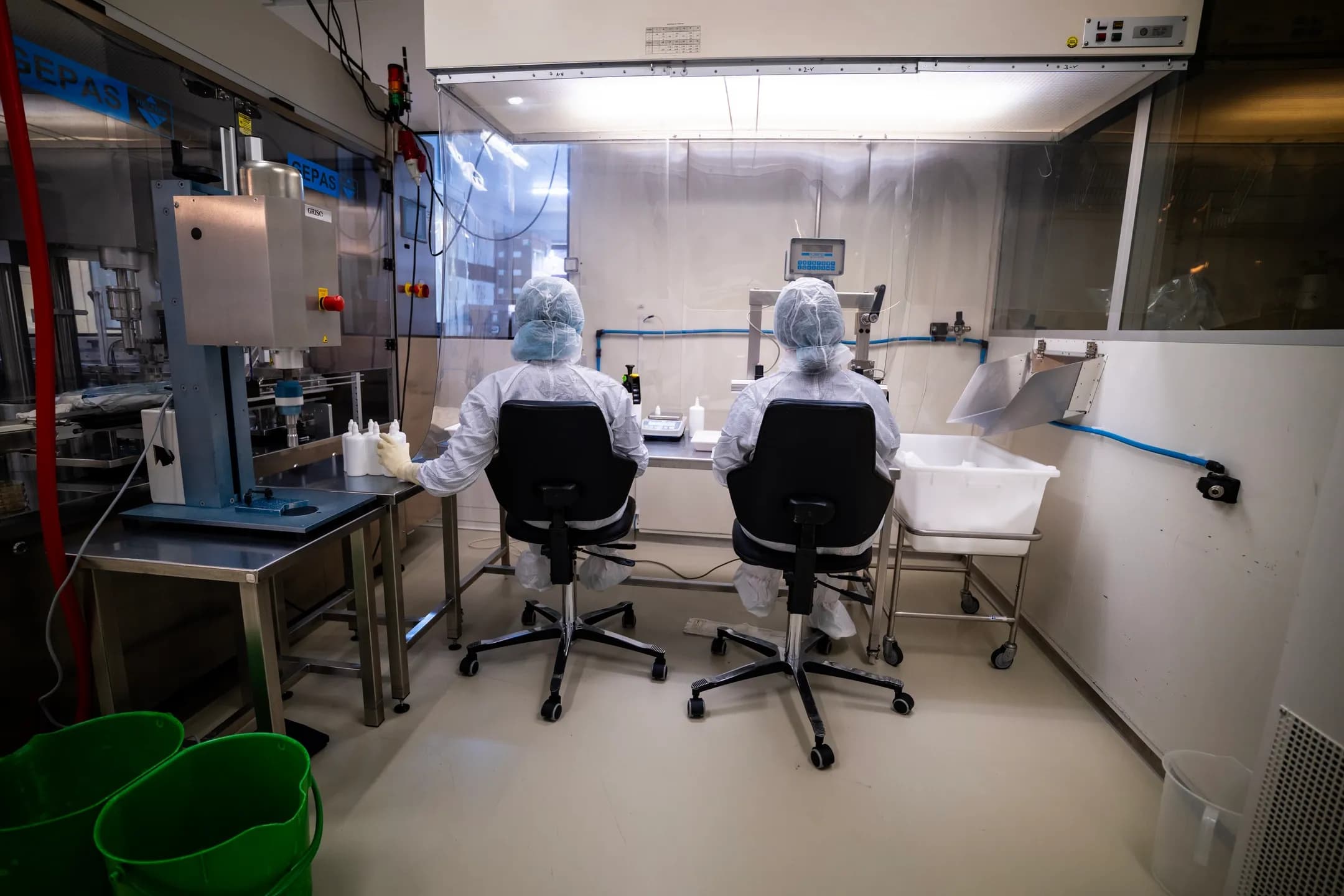 Sterile Abfüllung durch zwei Mitarbeiterinnen